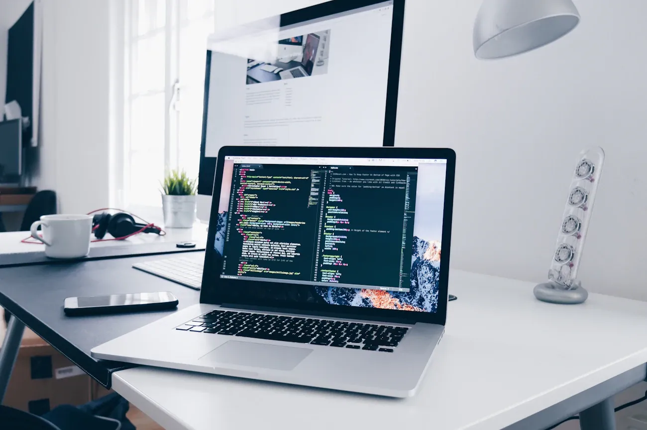 Notebook com código aberto numa mesa de trabalho clara