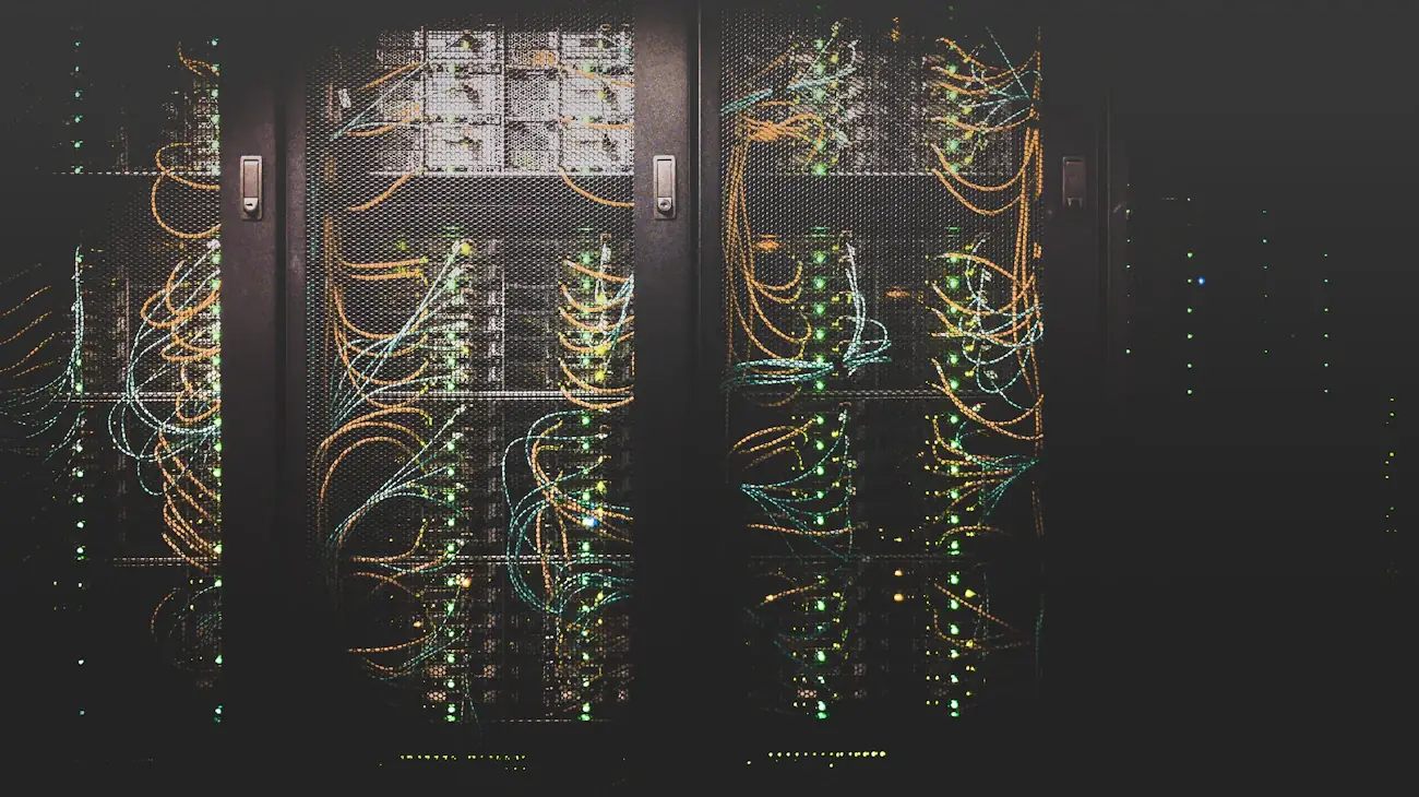 Rack de servidores com cabos organizados